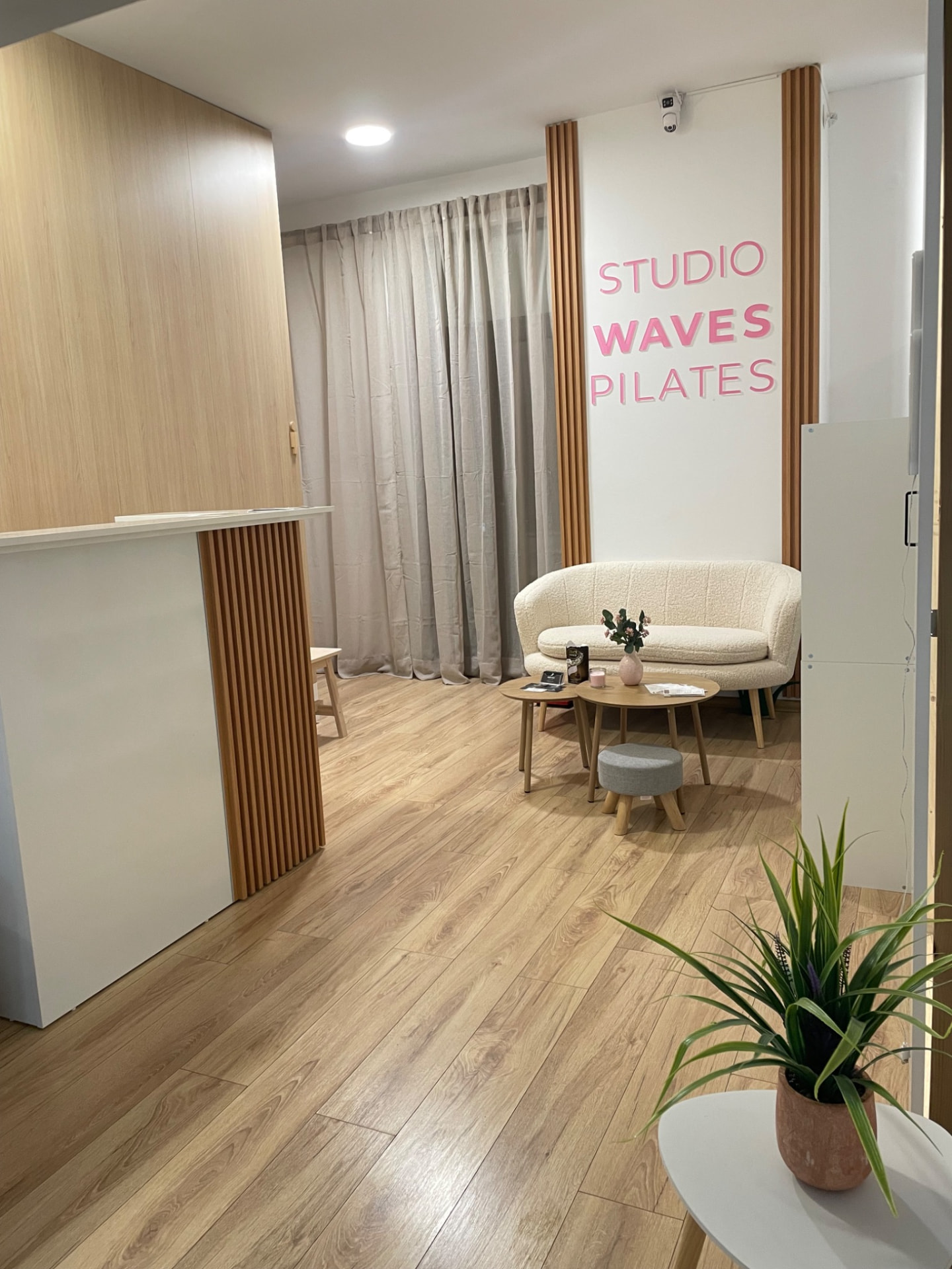Рецепция и вход на Waves Pilates Studio