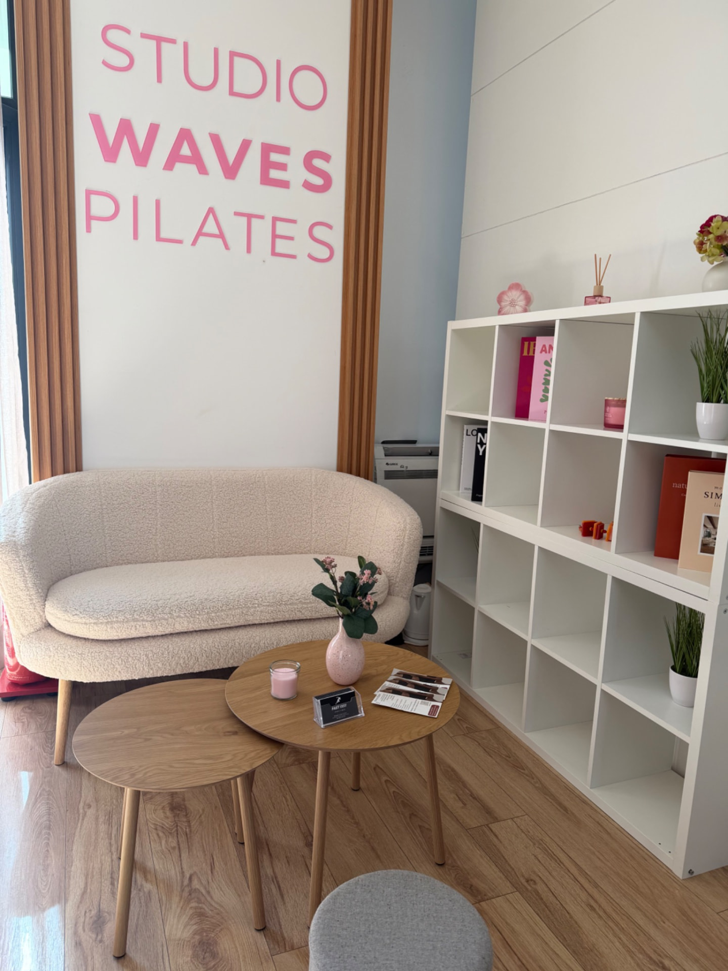 Лаундж зона с надпис STUDIO WAVES PILATES